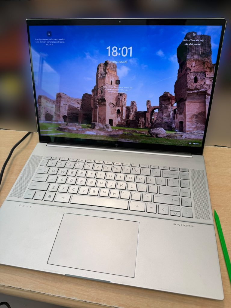 Portátil HP ENVY 16 reparada funcionando correctamente con pantalla OLED activa.