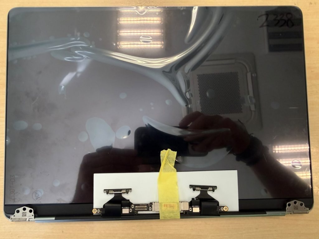 Panel de repuesto nuevo para MacBook Pro de 13 pulgadas con protecciones plásticas.