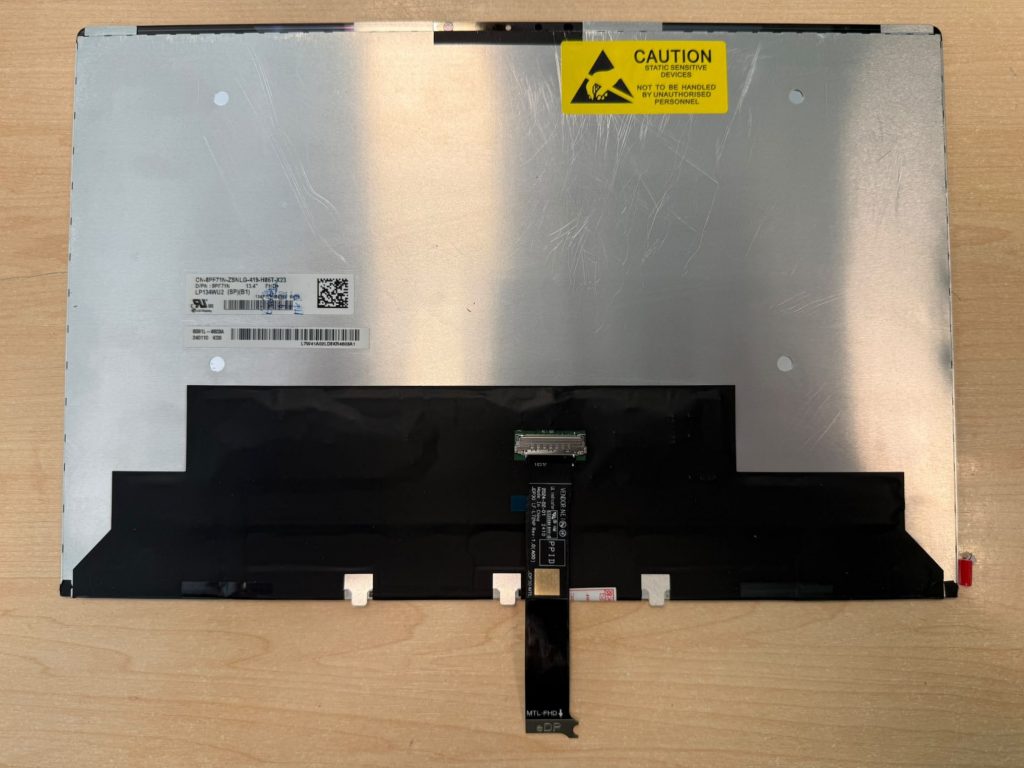 Parte posterior del panel de repuesto para Dell XPS 9320 con advertencia de estática.