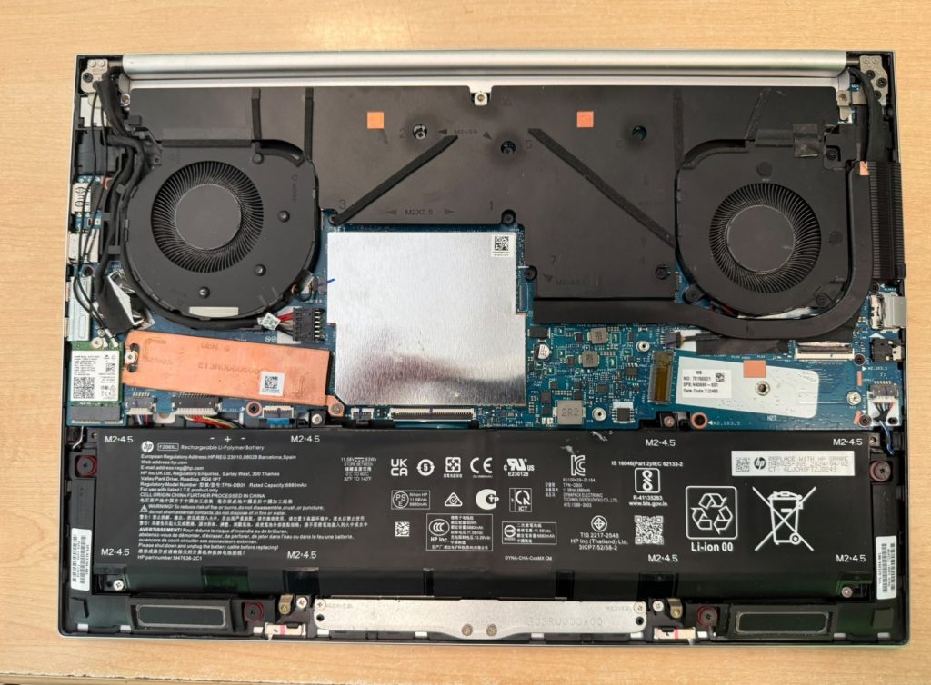 Sistema de ventilación de doble turbina y disipador instalado en HP ENVY 16.