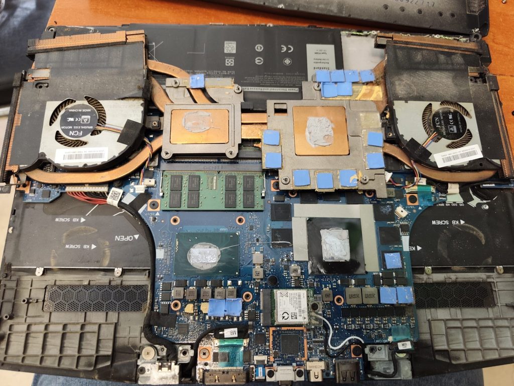 Bloque de disipación de Alienware m15 desmontado con restos de pasta térmica endurecida.