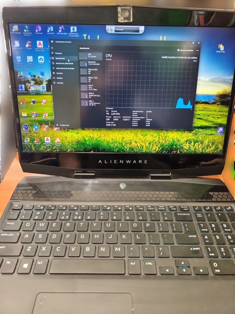 Alienware m15 encendido tras el mantenimiento con el administrador de tareas mostrando uso de CPU i7.