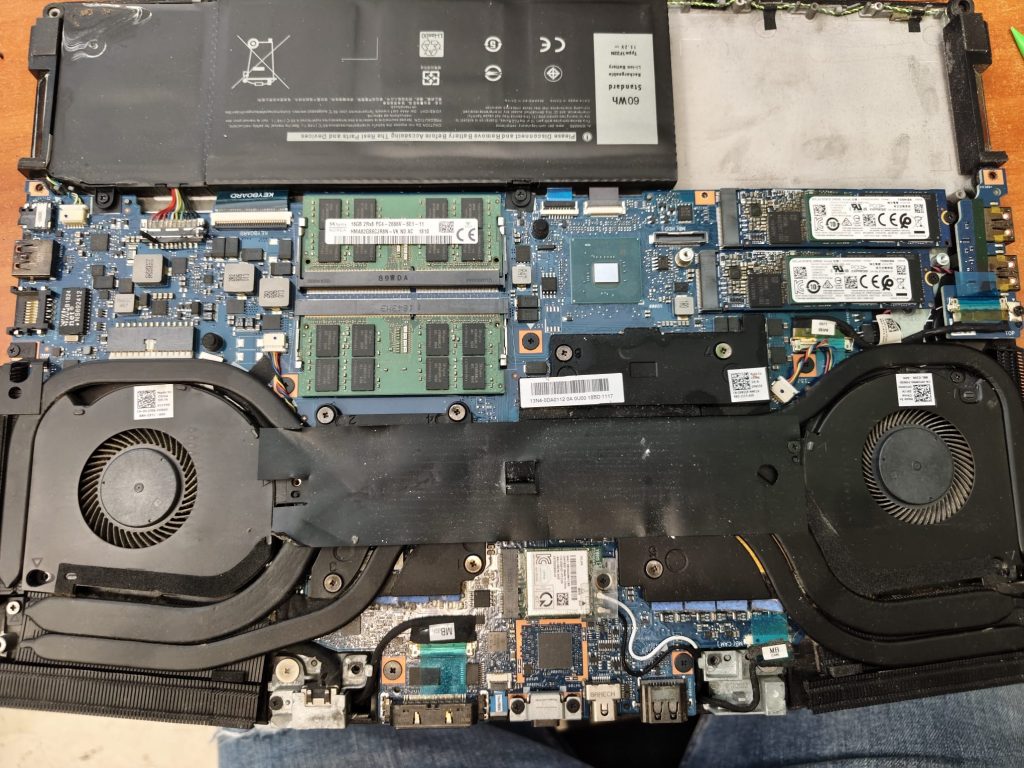 Vista interna del Alienware m15 tras retirar la tapa inferior, mostrando el sistema de doble ventilación.