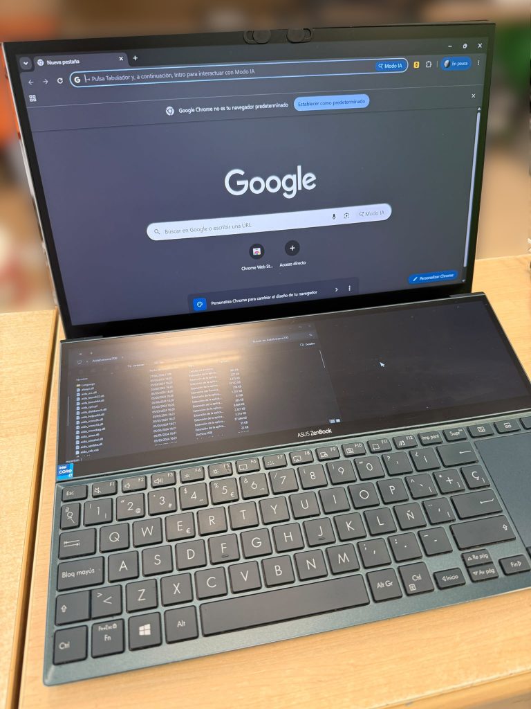 Portátil Asus Zenbook Duo UX482E funcionando perfectamente tras el mantenimiento técnico.