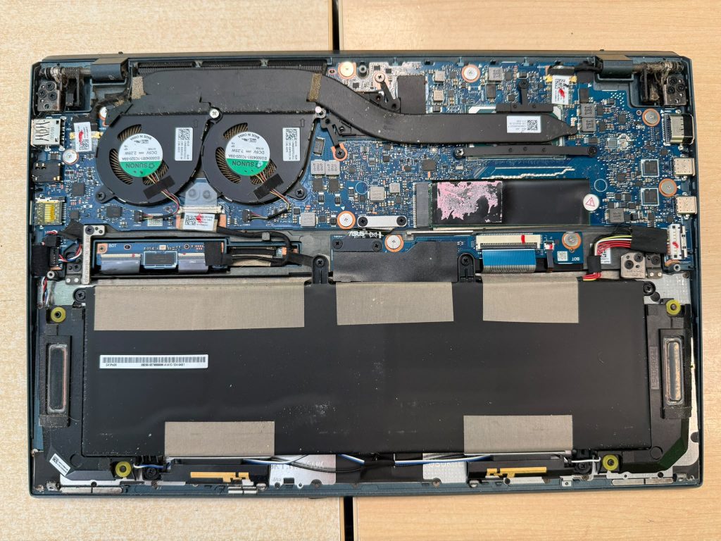 Vista completa de la placa base y sistema de refrigeración del Asus Zenbook Duo UX482E.