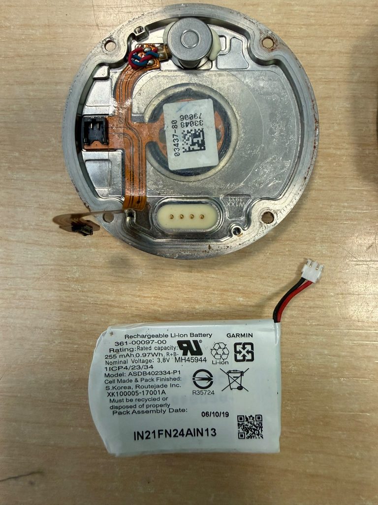 Detalle de la batería Li-ion de 255mAh (modelo 361-00097-00) extraída del Garmin Fenix 5 Plus.