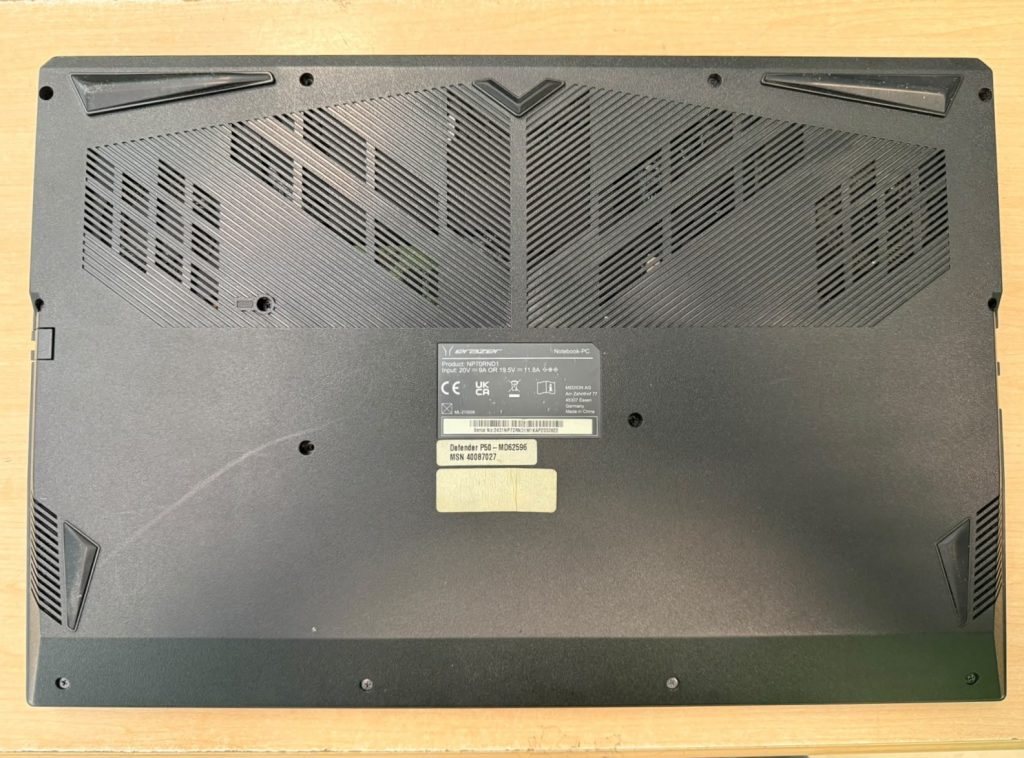 Vista de la base inferior y rejillas de ventilación del Erazer Defender P50.