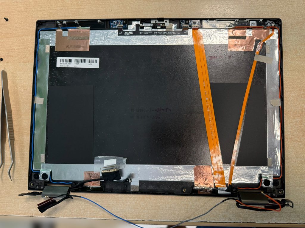 Interior de la tapa del portátil sin el panel, mostrando la disposición de las antenas Wi-Fi.