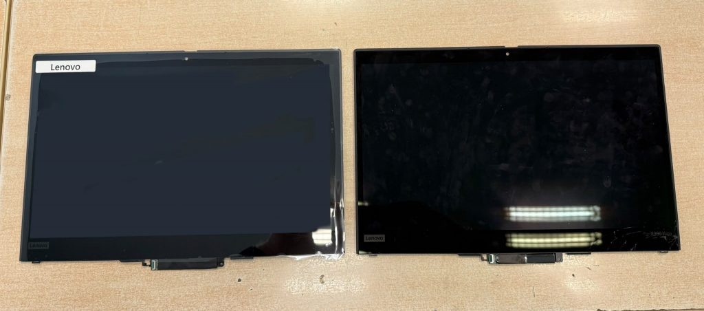 Comparación lado a lado de la pantalla táctil rota y el repuesto nuevo para Lenovo X390 Yoga.