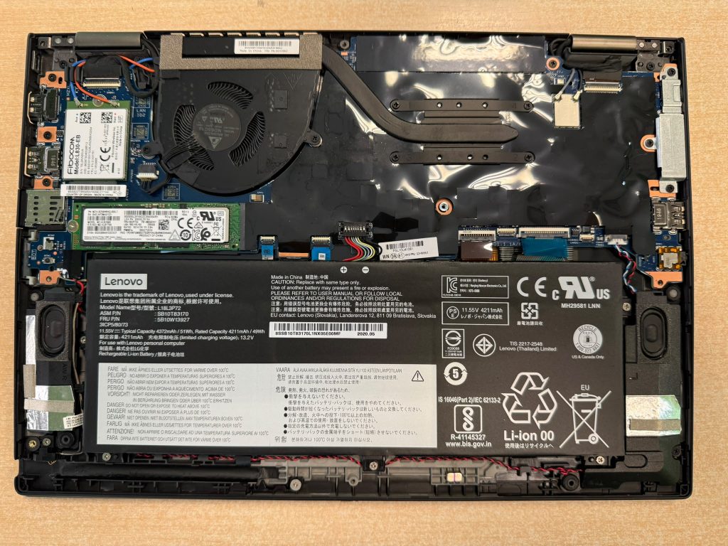 Vista interna del Lenovo ThinkPad X390 Yoga mostrando batería, ventilador y placa base.