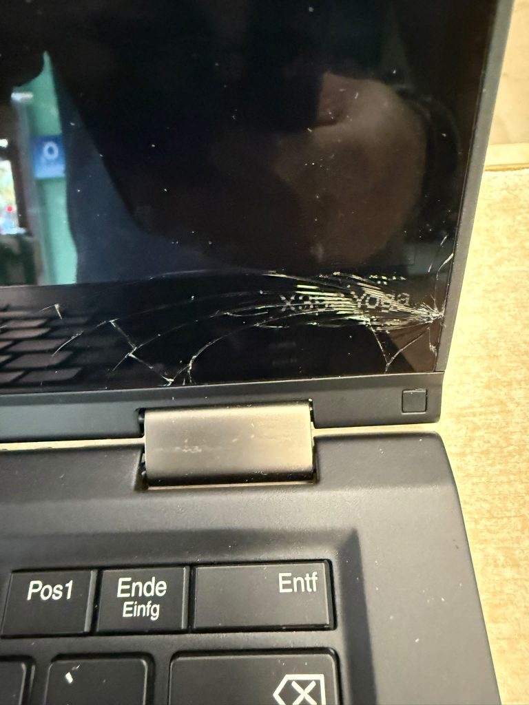 Primer plano de grietas en el cristal táctil de un Lenovo ThinkPad X390 Yoga.