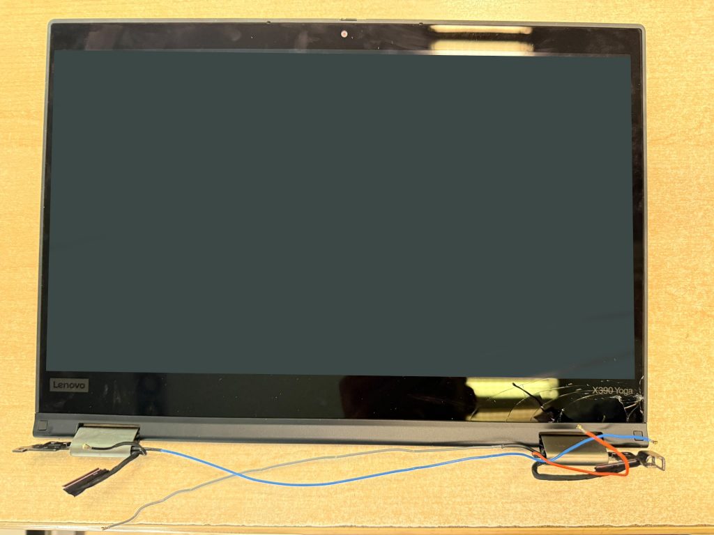 Módulo de pantalla completo del ThinkPad X390 desmontado con cables de antena y vídeo.