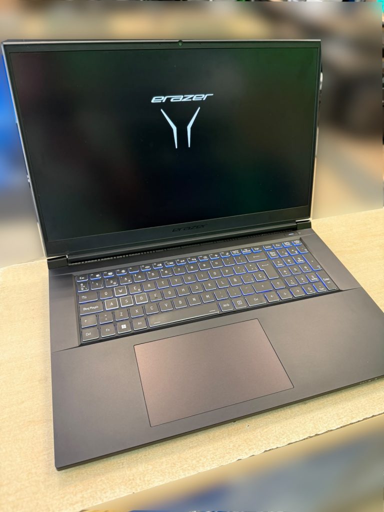 Portátil Erazer Defender P50 encendido y totalmente reparado mostrando logo en pantalla.
