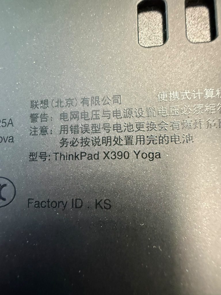 Identificación del modelo ThinkPad X390 Yoga en la carcasa inferior del equipo.
