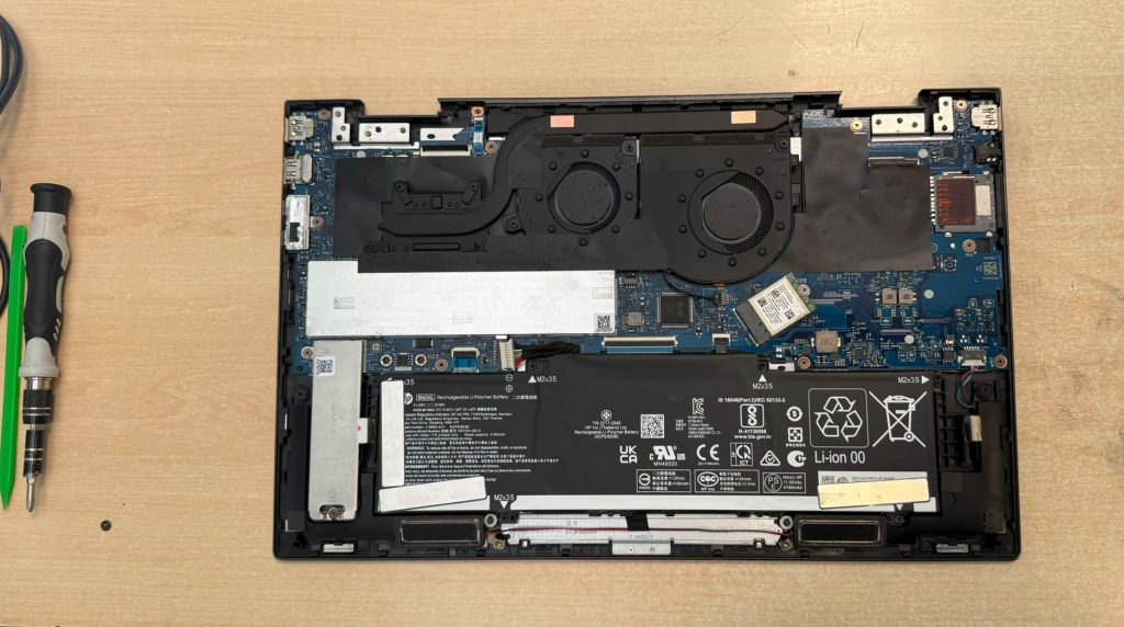 Vista interna del hardware, batería y sistema de refrigeración del HP ENVY x360.