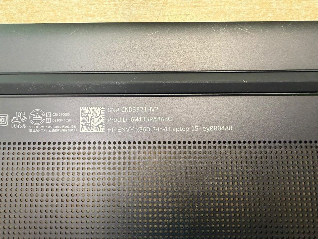 Etiqueta de identificación de modelo y número de serie HP ENVY x360 15-ey0004AU.