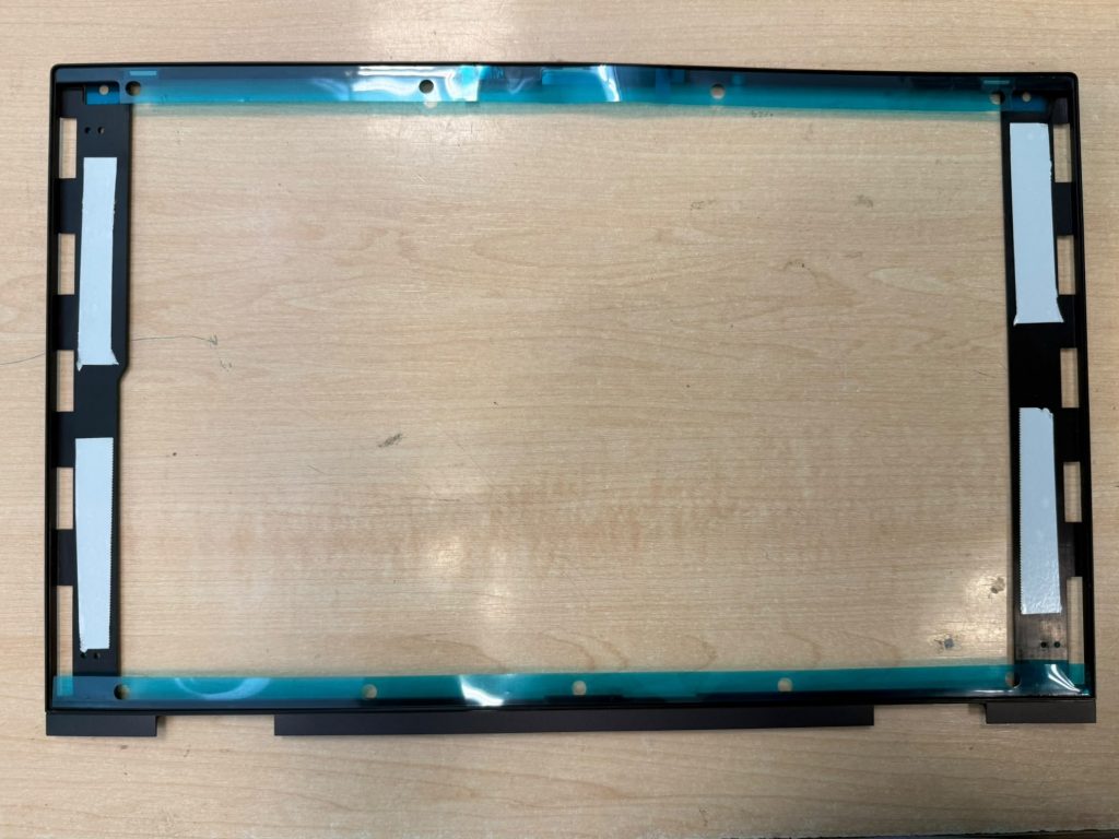 Marco frontal (bezel) con tiras adhesivas para montaje de pantalla táctil.