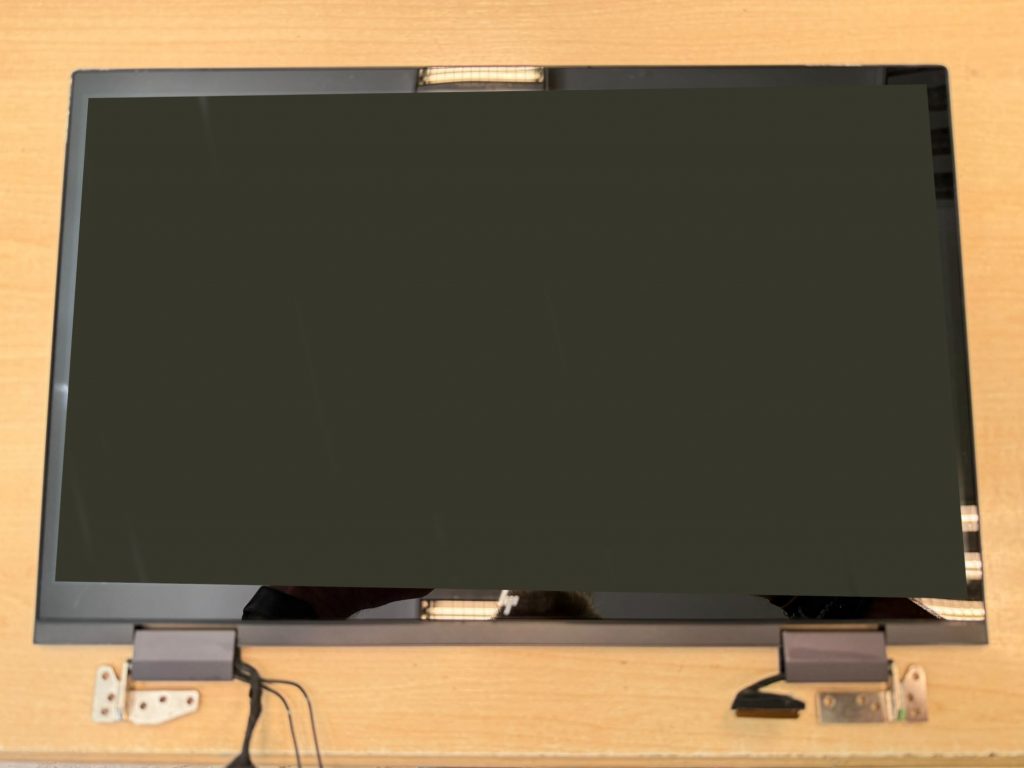 Módulo de pantalla táctil y bisagras nuevas listas para su instalación.