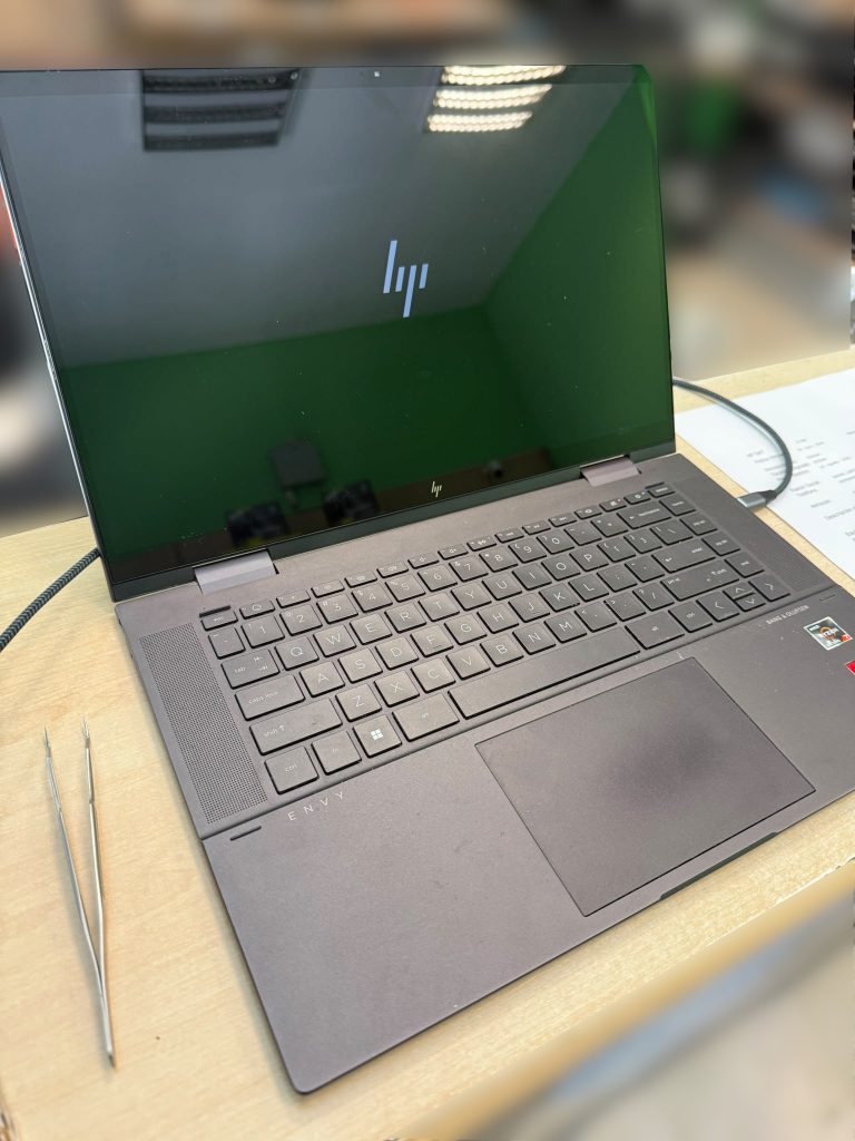 Portátil HP ENVY x360 encendiendo correctamente tras el cambio de bisagras.