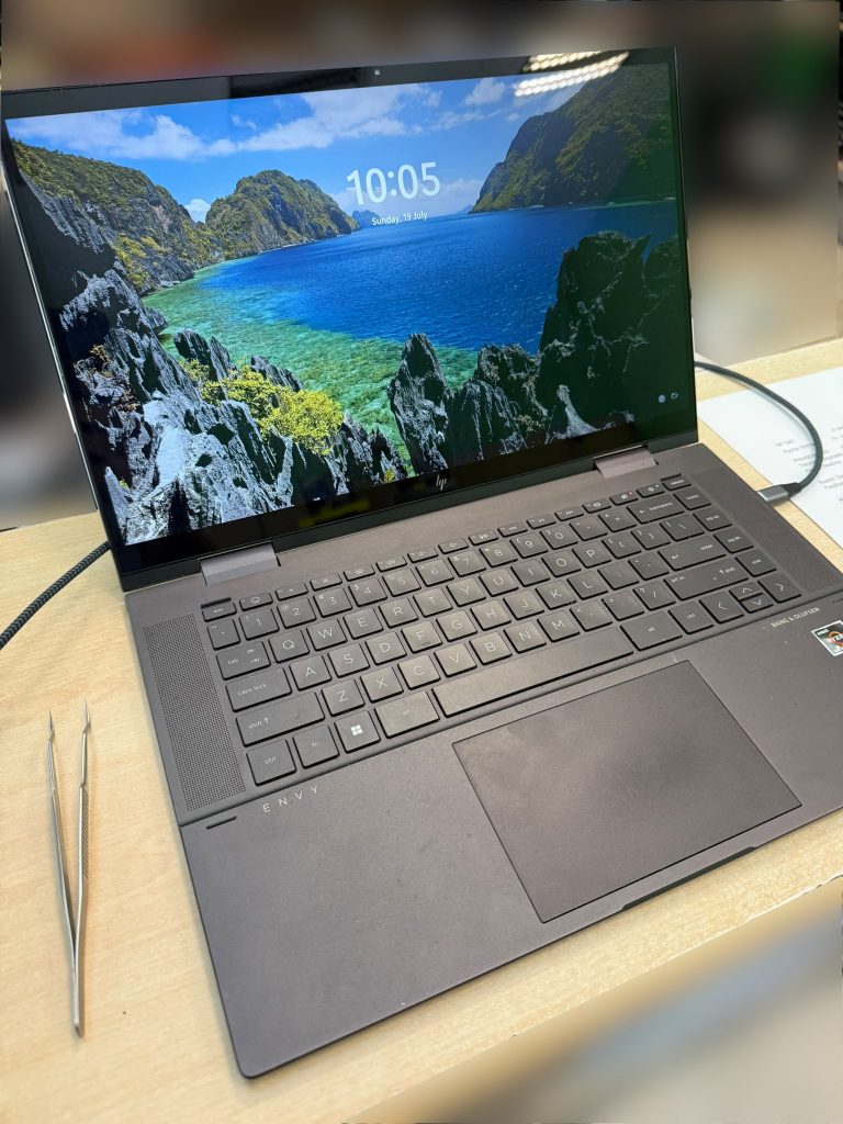 Prueba final de imagen y funcionamiento de bisagras en HP ENVY x360 15.