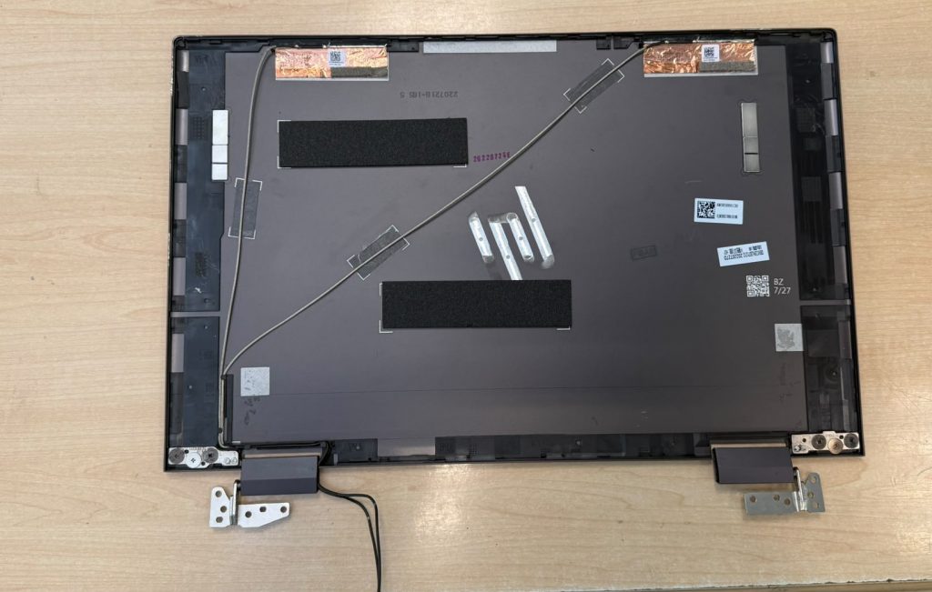 Tapa trasera de la pantalla y antenas Wi-Fi del HP ENVY x360 15-ey0004.
