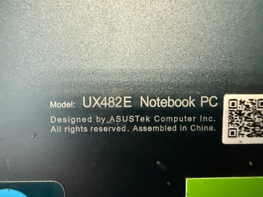 Detalle del modelo Asus UX482E Notebook PC en la parte inferior del chasis.