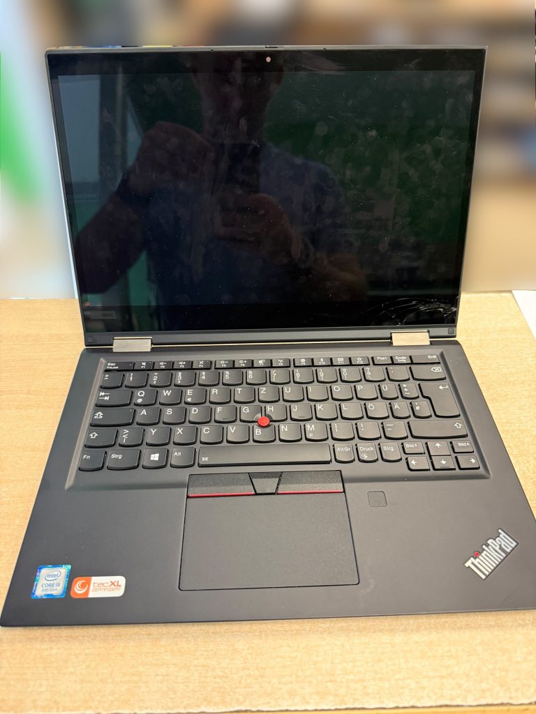 Portátil Lenovo ThinkPad X390 Yoga con pantalla táctil agrietada en la esquina inferior derecha.