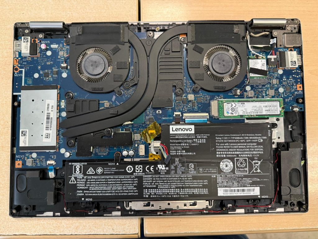 Vista interna del hardware, placa base y ventiladores del Lenovo Yoga 720-15IKB.