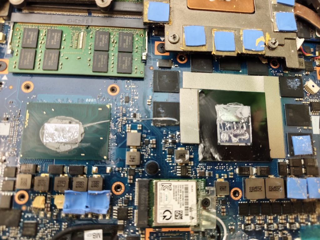 Chips i7 y GPU de Alienware m15 perfectamente limpios antes de la aplicación de nueva pasta térmica.