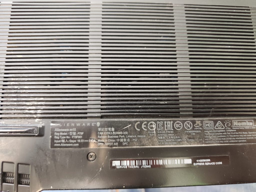 Etiqueta de identificación trasera del Alienware m15 con Service Tag e información del modelo.