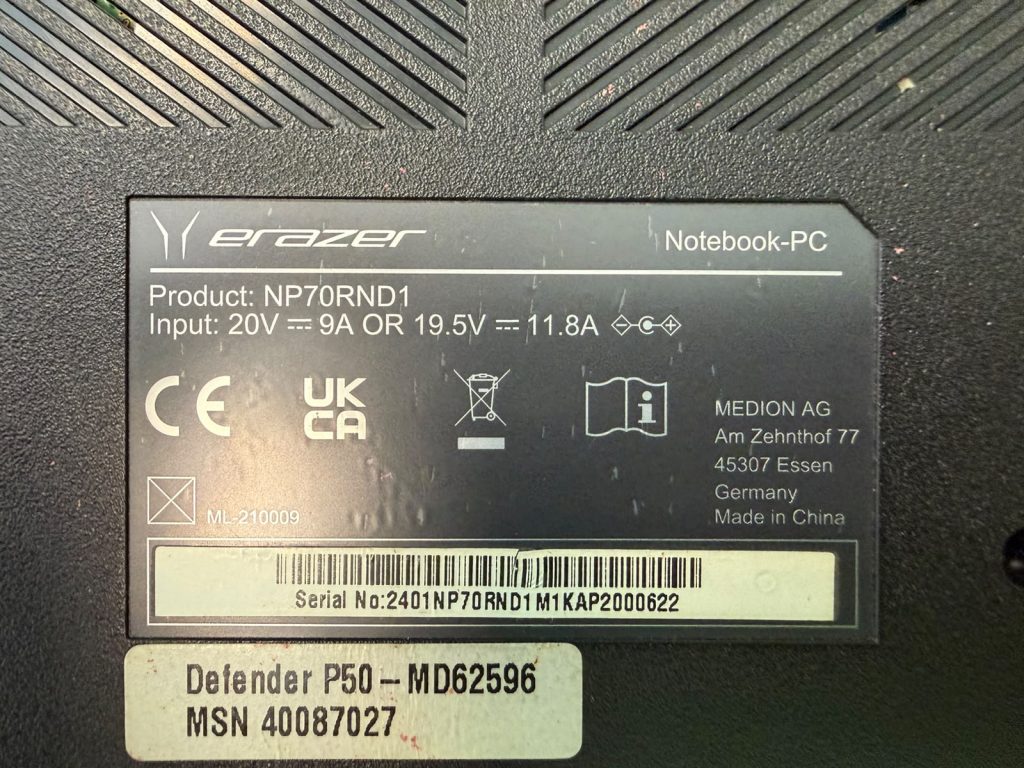 Etiqueta de especificaciones del modelo Erazer Defender P50 MD62596.
