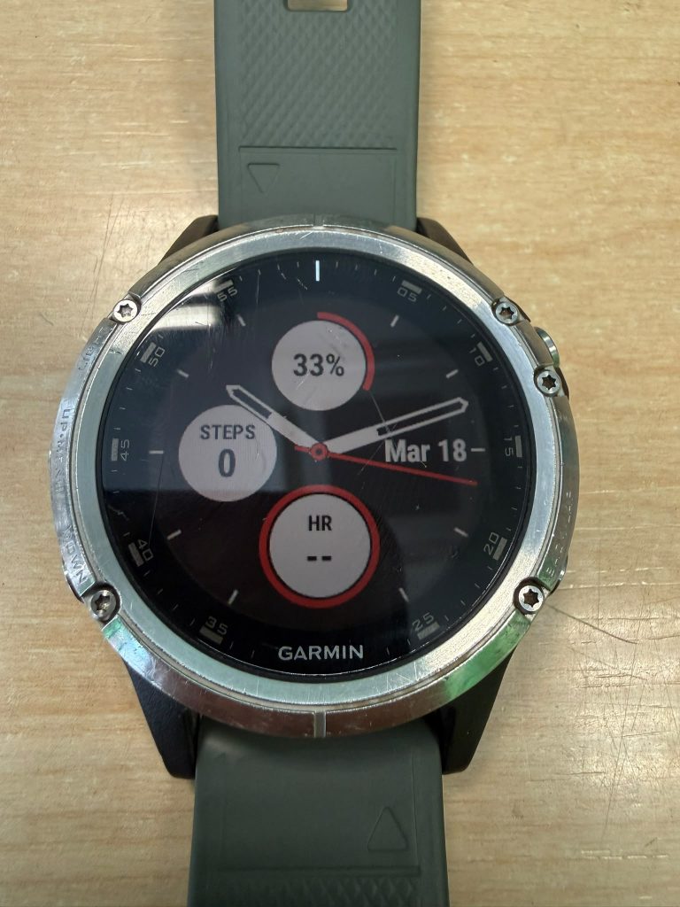 Primer plano de la pantalla del Garmin Fenix 5 Plus mostrando el nivel de carga de batería.