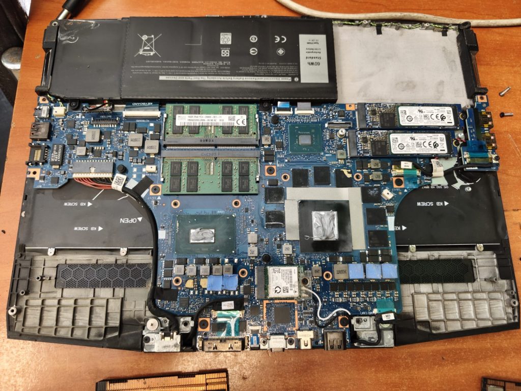 Detalle de los procesadores CPU y GPU de un Alienware m15 tras retirar el sistema de refrigeración.