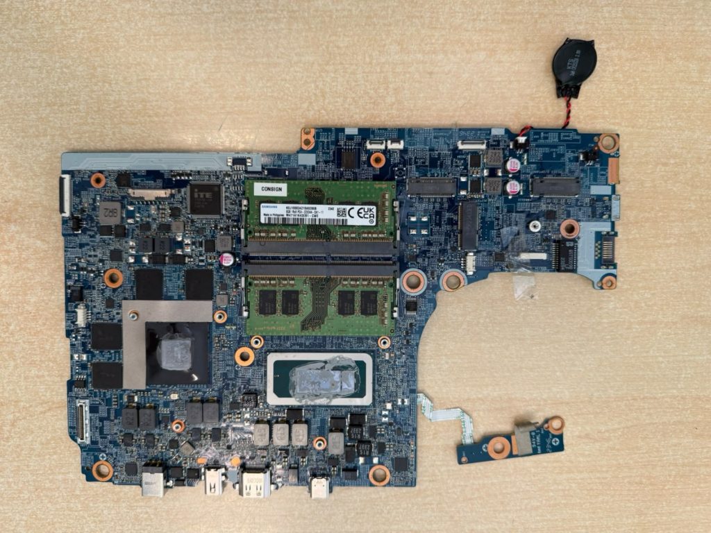 Placa base desmontada del Erazer Defender P50 mostrando CPU, GPU y memoria RAM.