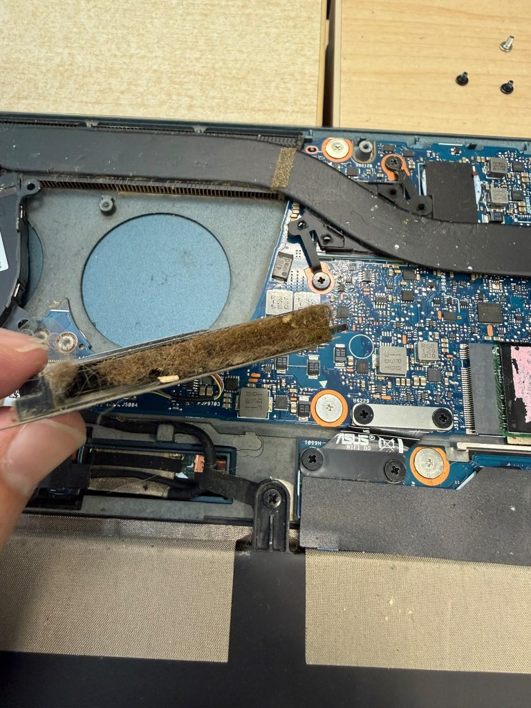 Obstrucción crítica por suciedad en la salida de aire del sistema de enfriamiento Asus.