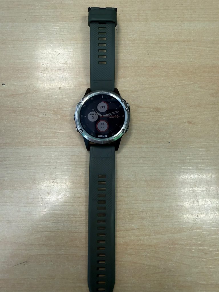 Reloj Garmin Fenix 5 Plus montado y funcionando correctamente después del cambio de batería.