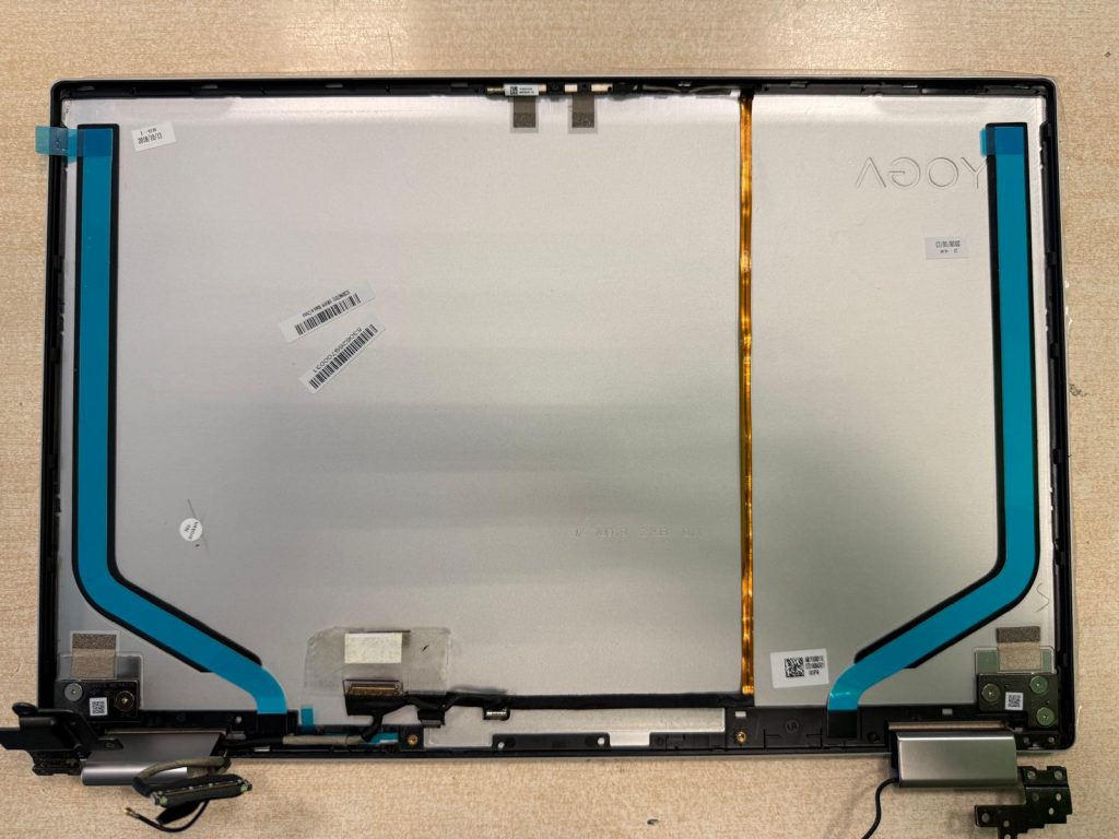 Tapa de pantalla (LCD cover) con antenas y guías de cables instaladas.