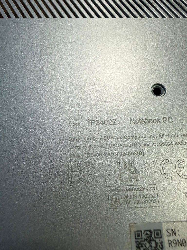 Vista superior de la tapa de aluminio del Asus Vivobook S 14 Flip con protector.
