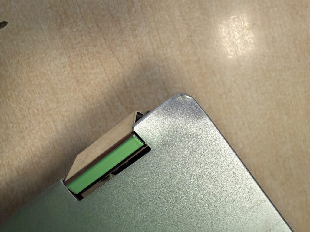 Pantalla rota con cristal estallado de un portátil convertible Asus Vivobook S 14 Flip.