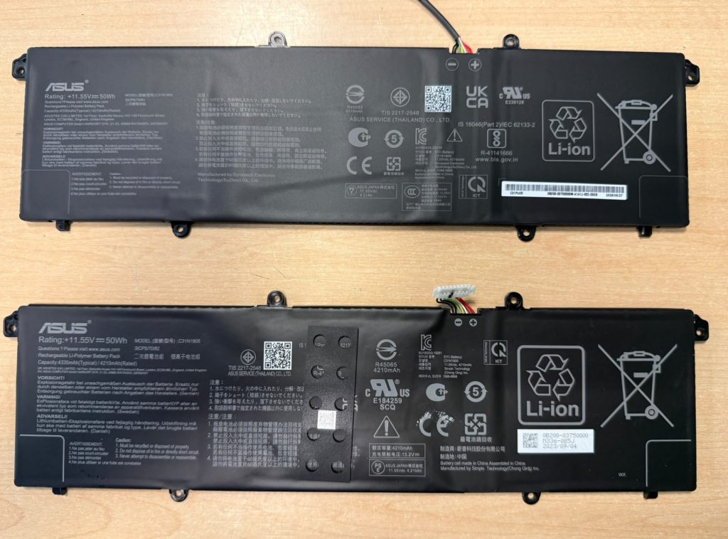 Interior del portátil Asus TP3402Z abierto mostrando placa base y batería instalada.
