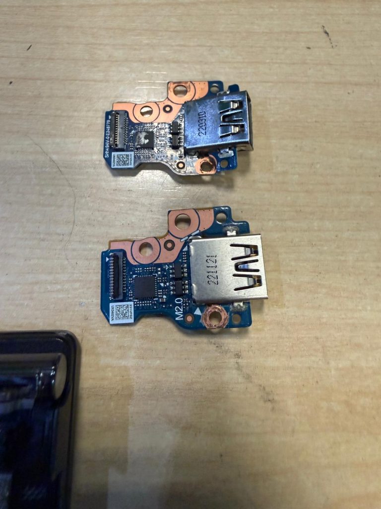 Comparativa entre la placa hija USB dañada y el nuevo módulo de repuesto UX3402YA.