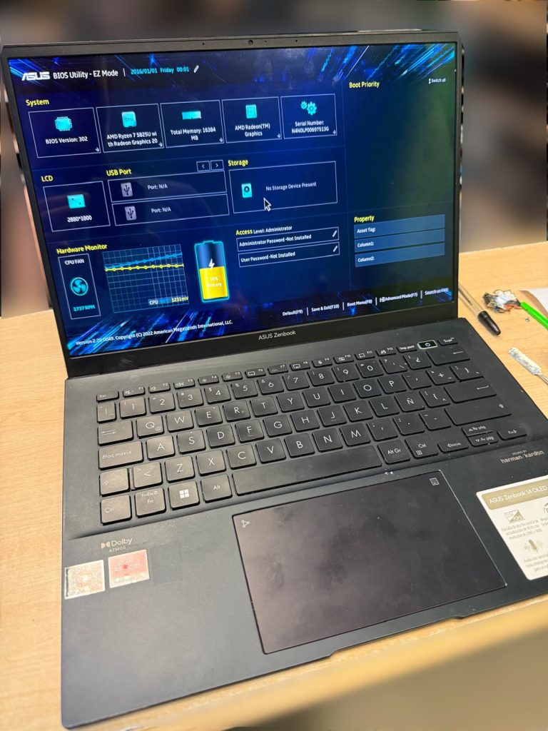 Asus Zenbook UM3402Y encendido en pantalla de BIOS mostrando resolución 2880x1800 tras cambio de panel OLED.