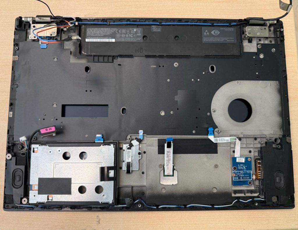 Chasis inferior de la ThinkPad P52s completamente despejado tras desmontar la placa base.
