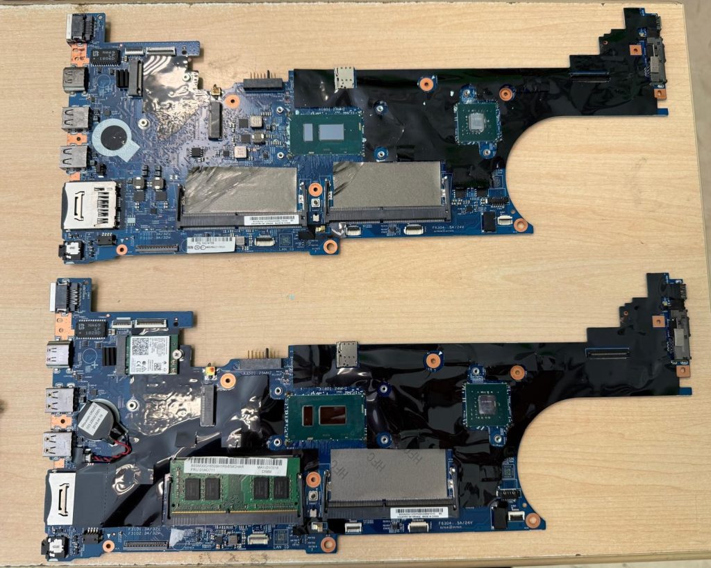 Comparación lado a lado de la placa base original averiada y la nueva motherboard de repuesto.
