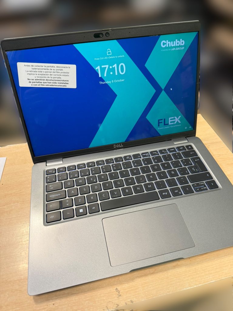 Laptop Dell Latitude 5440 ensamblada y funcionando con la nueva pantalla y protector puesto.