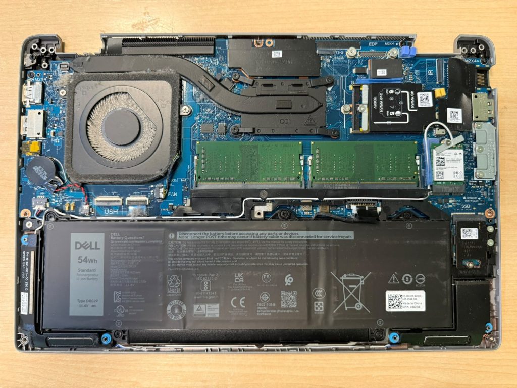 Interior del chasis de Dell Latitude 5440 mostrando placa base, memoria RAM, ventilador y batería DR02P de 54Wh.