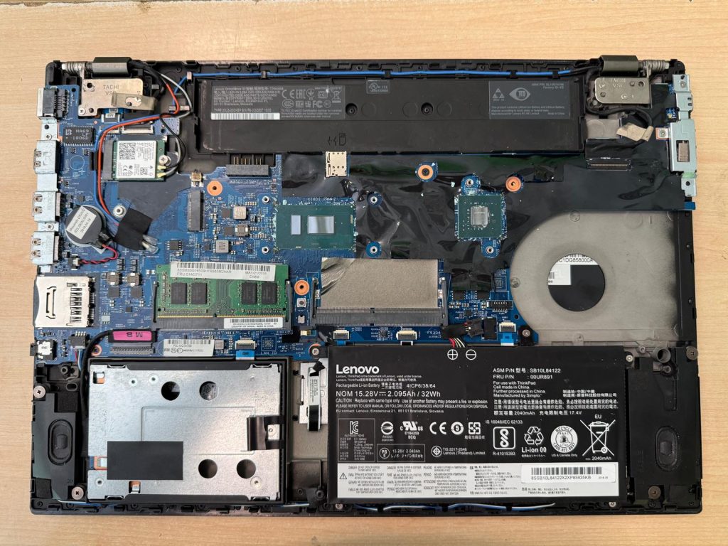 Vista interna del chasis de ThinkPad P52s con disipador retirado dejando expuestos la CPU y la GPU.