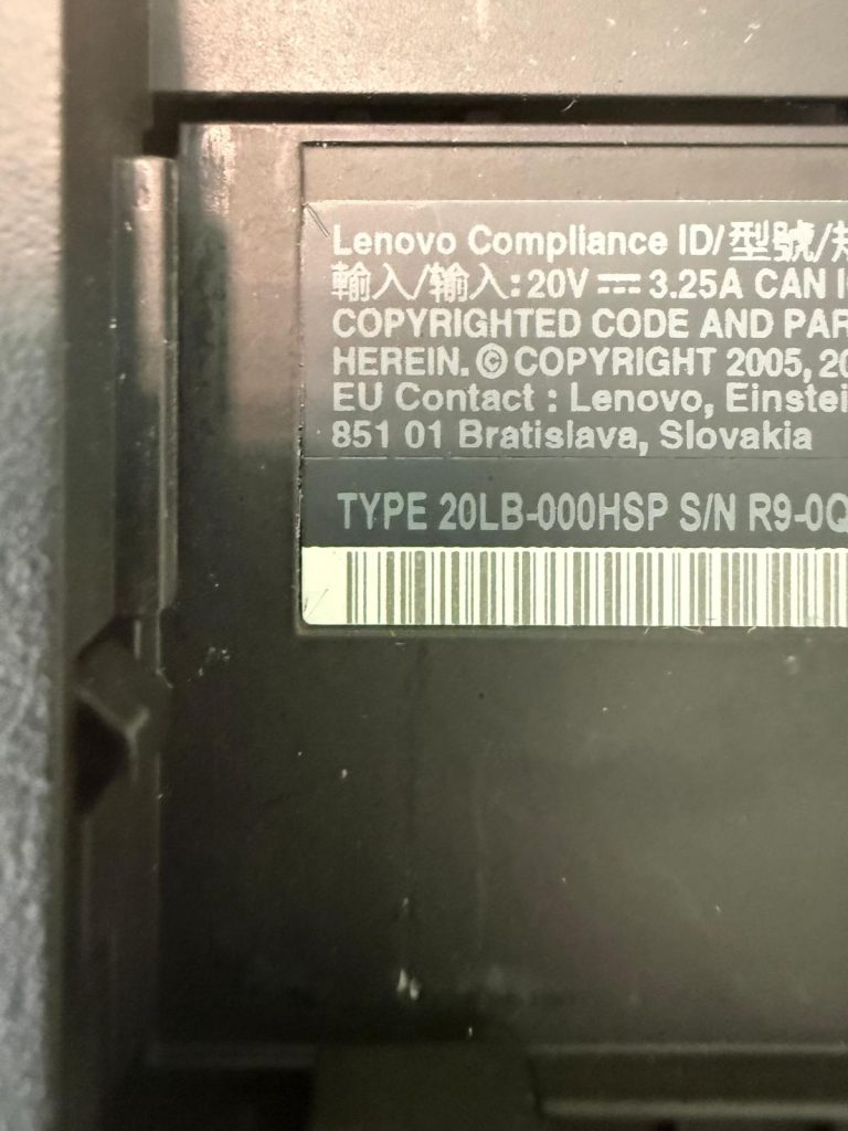 Detalle de la etiqueta técnica de Lenovo indicando el modelo exacto Type 20LB-000HSP.