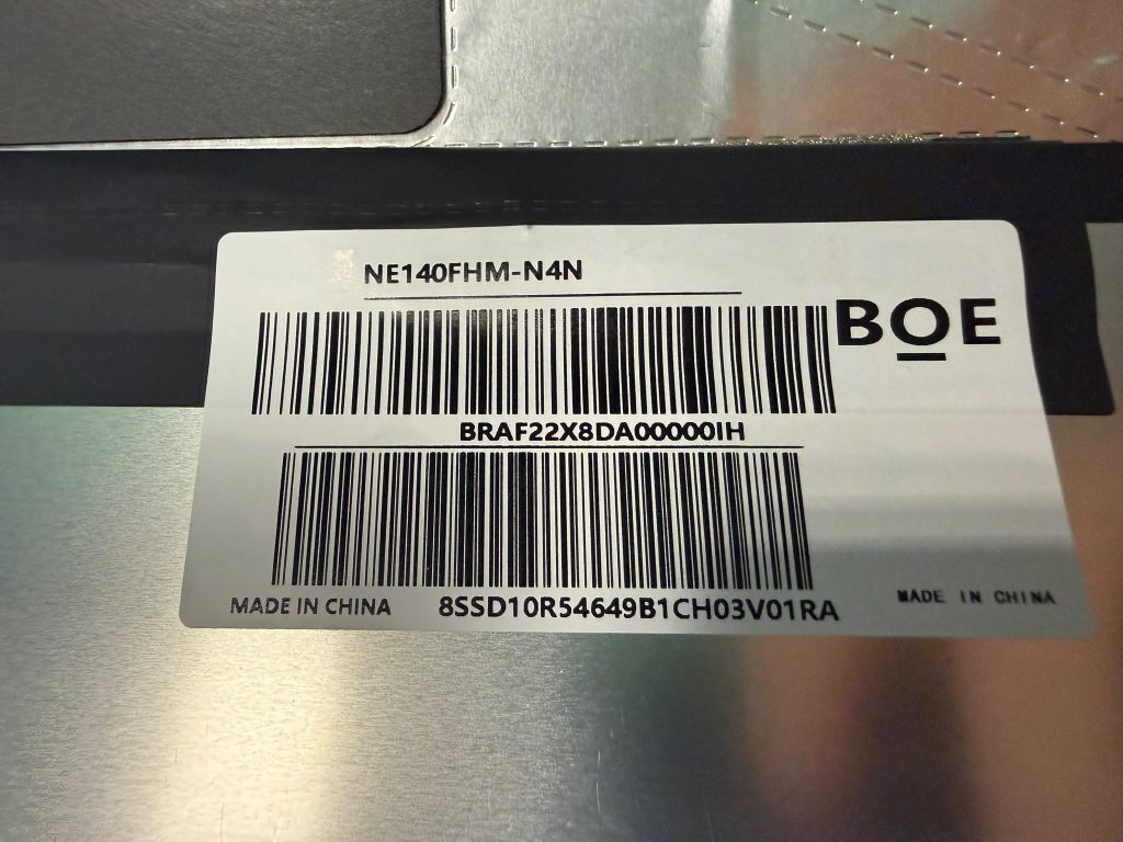 Primer plano de la etiqueta técnica del panel LCD BOE modelo NE140FHM-N4N.