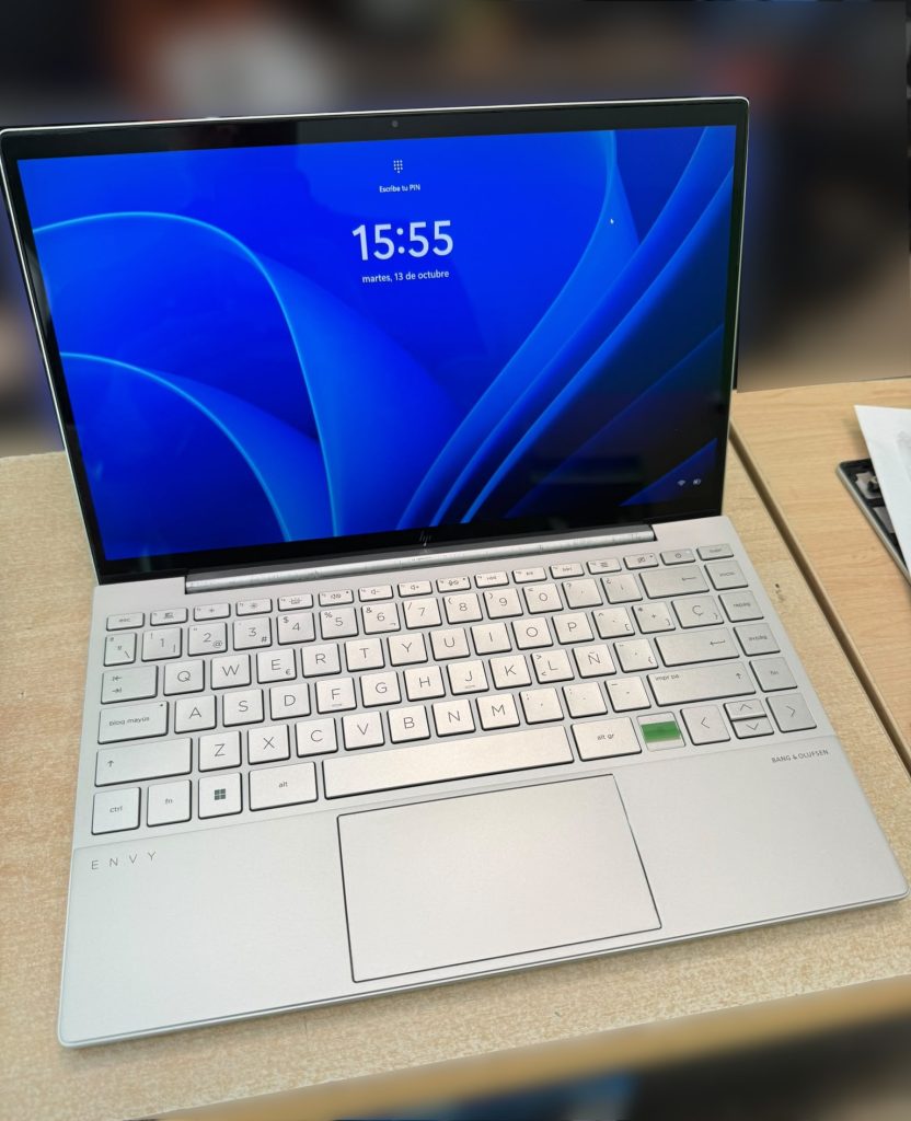 Portátil HP ENVY 13-ba0000ns completamente reparado y funcionando con Windows 11 tras sustitución de palmrest.